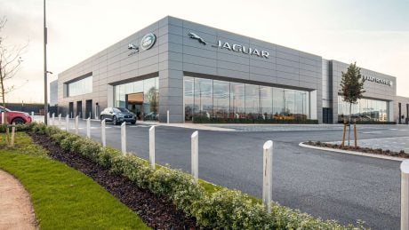 Jaguar Land Rover paralisada por um bug informático: nenhuma matrícula no dia mais crucial do ano