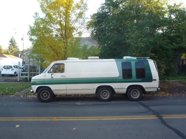 Descoberta de uma Van Chevrolet Triple-Axe dos Anos 80: Um Monstro da Estrada