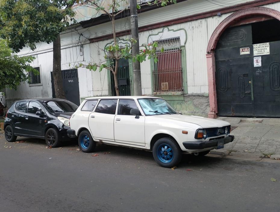 Foto de uma carrinha Subaru Leone branca de 1978 bem preservada estacionada na rua