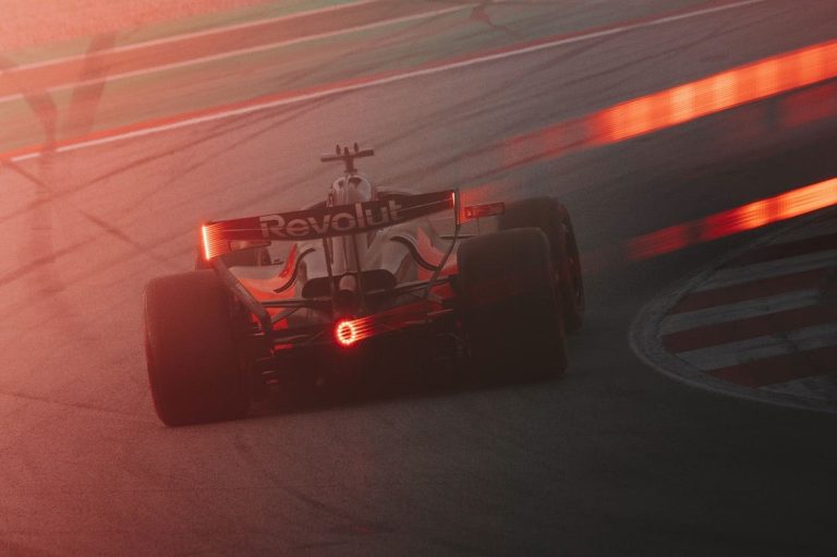 Audi F1: Entre Esperanças e Desafios, um Dia de Teste Turbulento