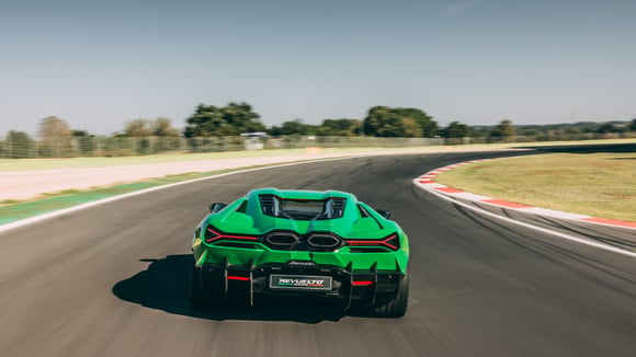 Lamborghini opta pela prudência face à eletrificação: uma aposta arriscada ou uma estratégia sensata?