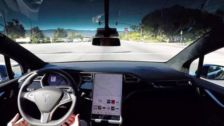 Tesla enfrenta a realidade: proibição do termo « Autopilot » na Califórnia