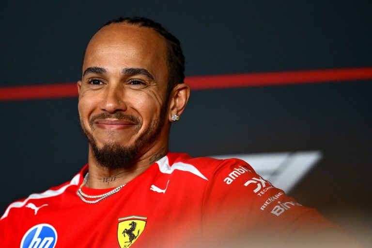 Hamilton Renova a Sua Carreira na F1: Uma Nova Era com a Ferrari em Meio à…