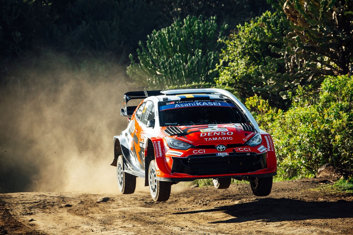 Oliver Solberg Lidera Rally Safari: Uma Actuação Ousada na Chuva