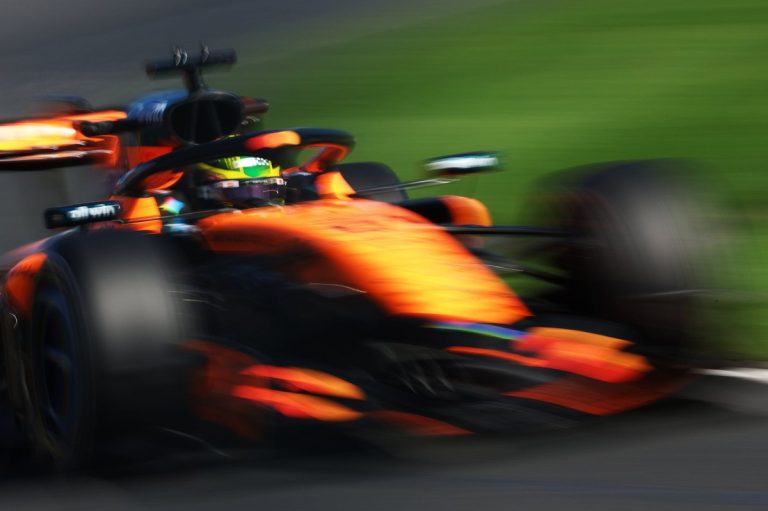 McLaren Enfrenta Desafios com Motor Mercedes: Um Apelo Estratégico por Aju…