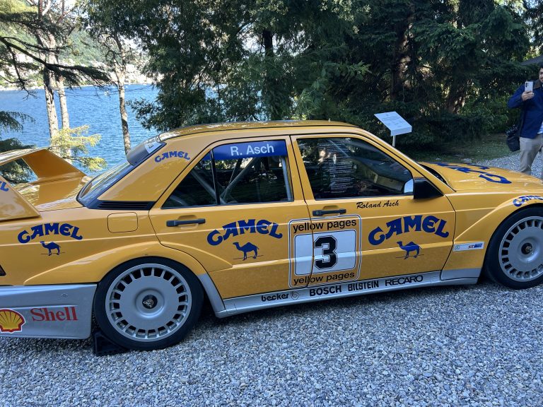 Mercedes 190 E Evo II Camel: a lenda do DTM que rouba a cena em Côme