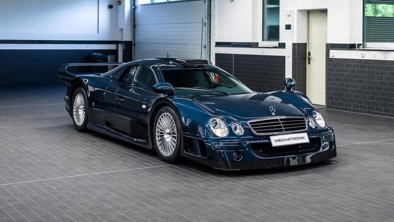 Mercedes CLK GTR: a única unidade de fábrica em azul-noite
