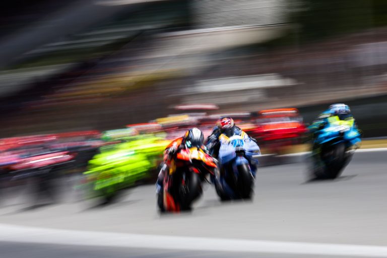 MotoGP: Acosta critica espetáculo perigoso após bandeiras vermelhas