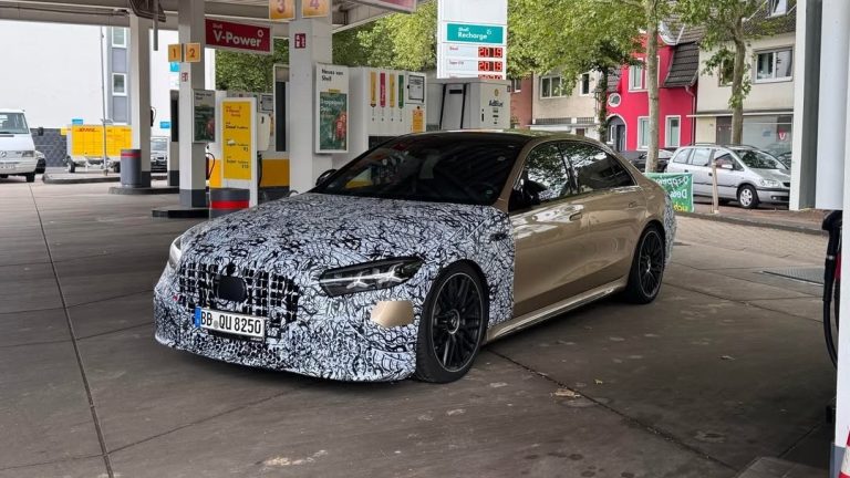 Mercedes-AMG S63: berlina de luxo surge em dourado e com V8 híbrido em perspetiva