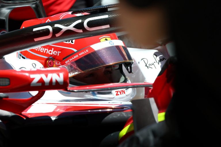 Charles Leclerc sente "vergonha" após erro que compromete GP de Espanha