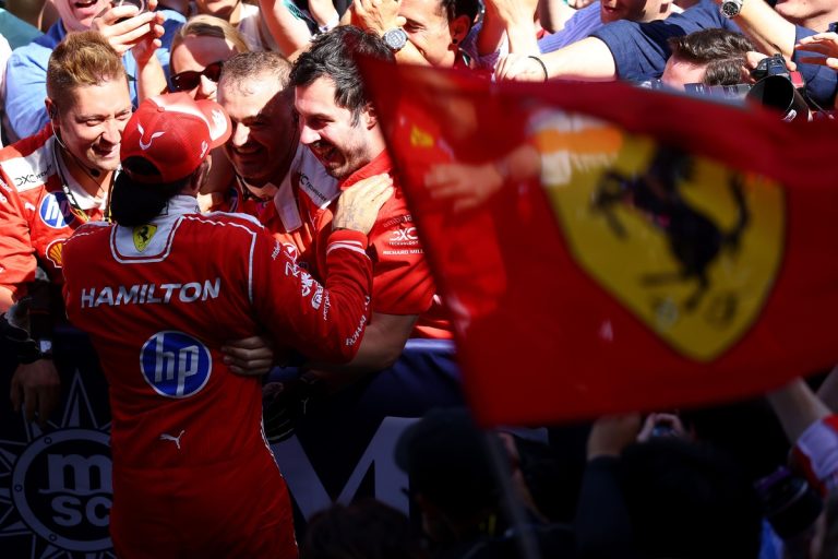 Hamilton estreia com vitória na Ferrari em Barcelona, Elkann celebra momento emocionante
